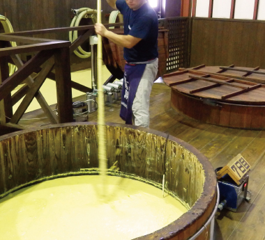 木桶仕込の様子を間近で