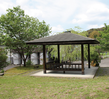 蔵裏手の東屋でゆっくり